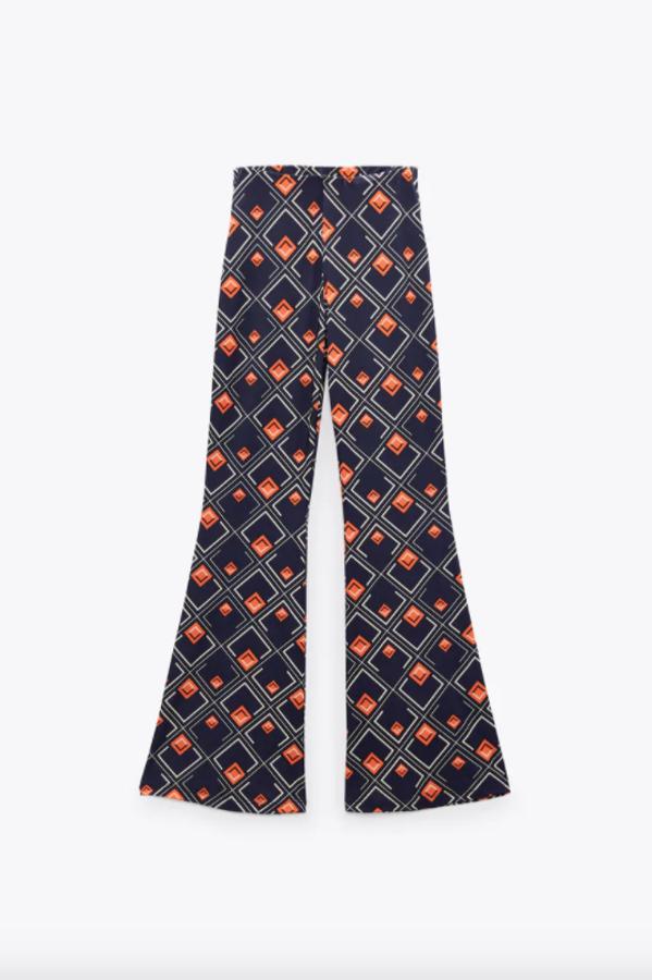 Con estampado geométrico o florido, en tonos verdes o azules, este pantalón fluido de tiro alto con cintura elástica y bajo acabado en evasé es de Zara y podemos encontrarlo en las tallas S, M y L por 17,95 euros. 