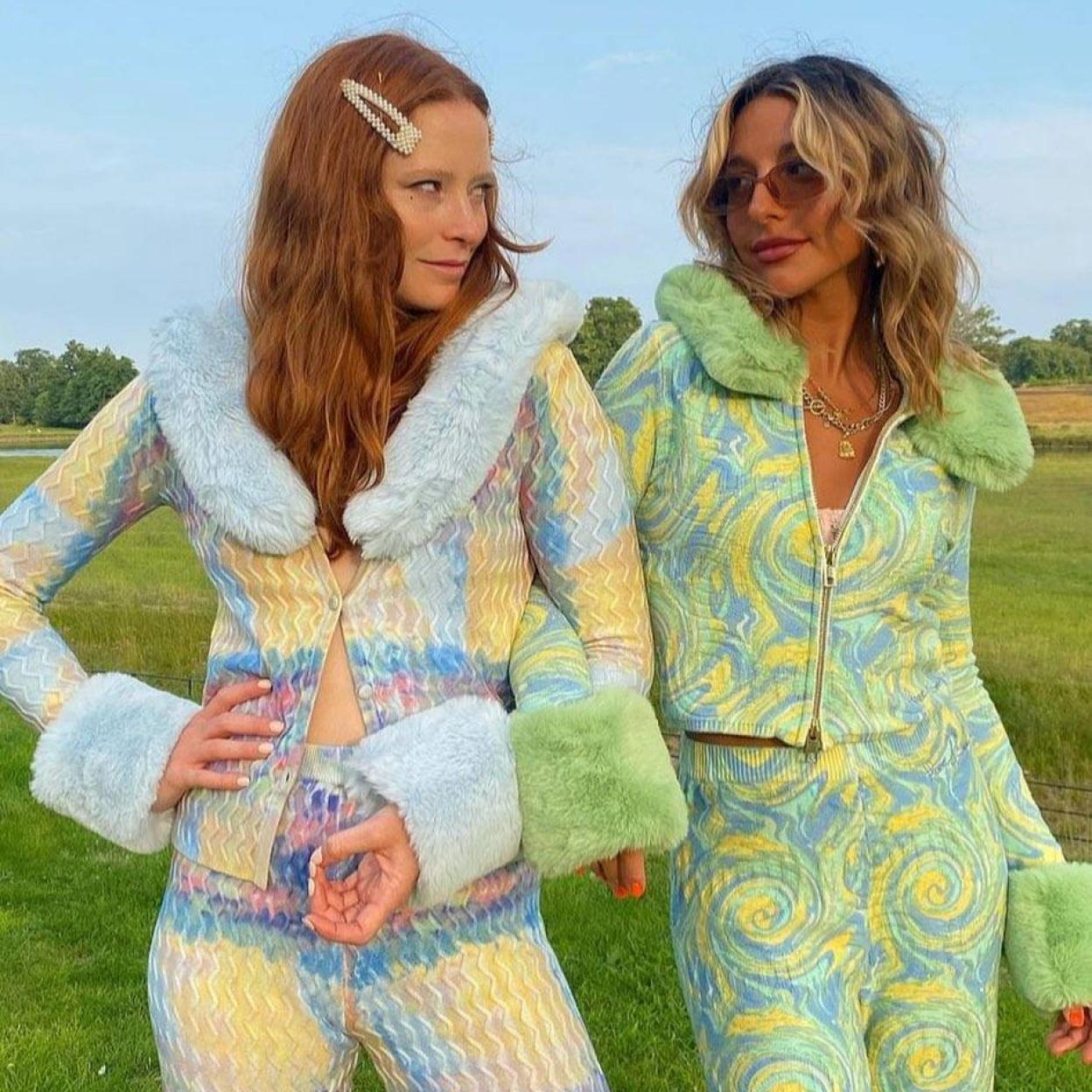 Pincha en la imagen para ver El punto vuelve y Zara y Mango tienen los looks de entretiempo con jerséis y chaquetas de nueva colección para arrasar