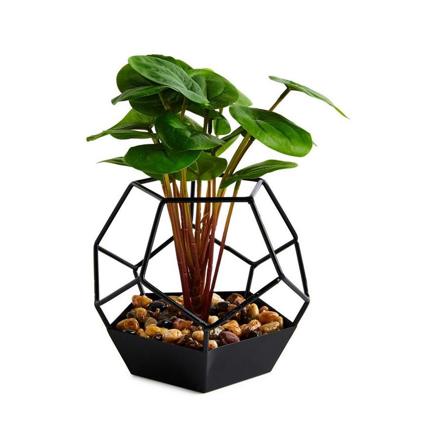 Las macetas también son muy útiles a la hora de decorar, y más si son tan originales como esta. De diseño hexagonal en negro con planta artificial, cuesta 7 euros. 