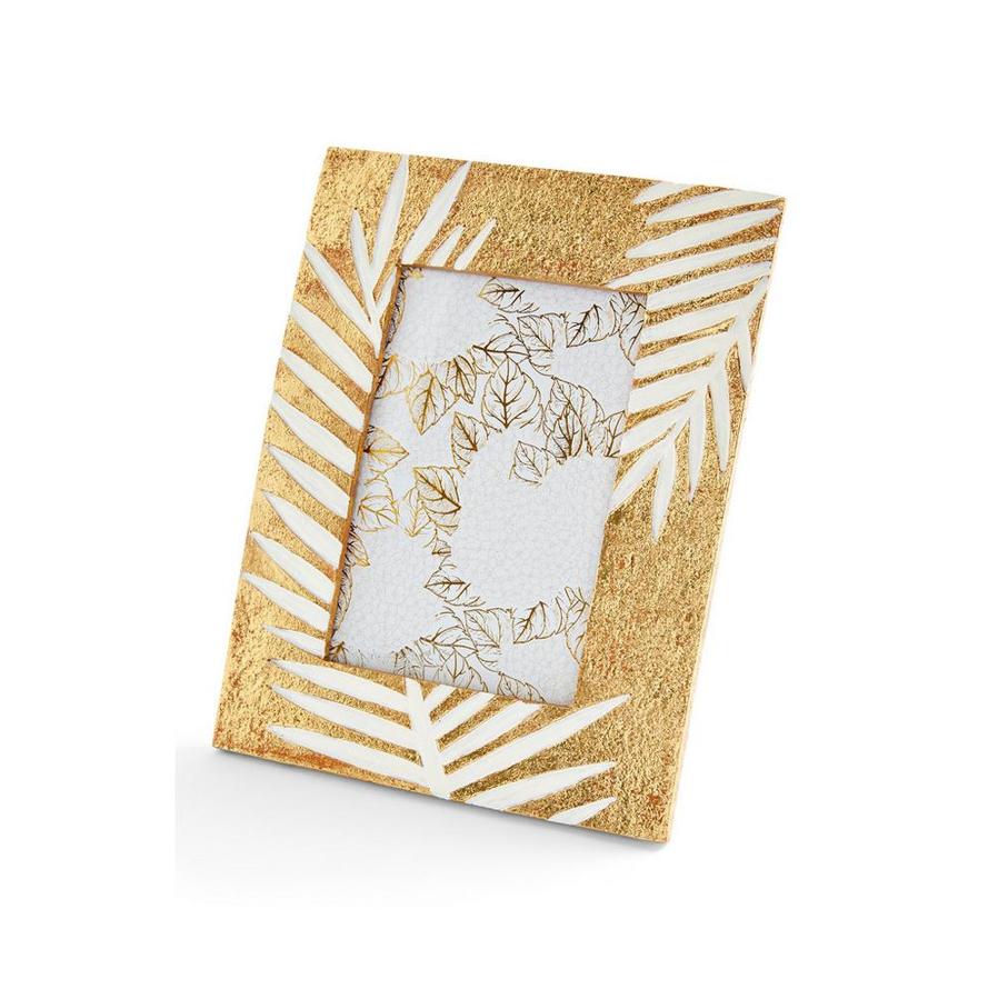 Ponle alegría a tus fotos favoritas con este bonito marco dorado grabado con diseño de hojas que cuesta 4 euros. 