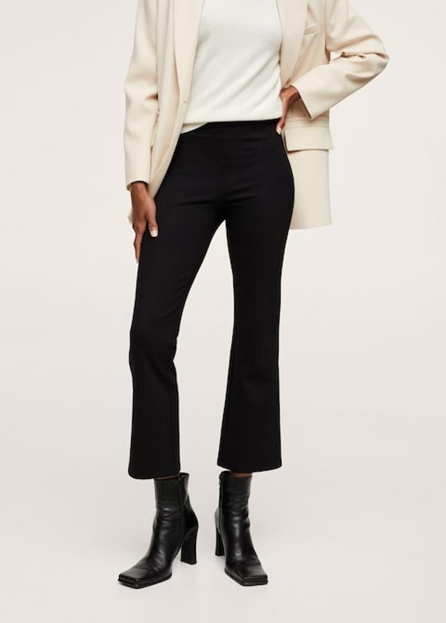 Diseño crop para estos leggings con bajo acampanado y cierre lateral de cremallera. Son de Mango, cuestan 29,99 euros y están disponibles entre las tallas XXS y XXL, menos en la XL. 