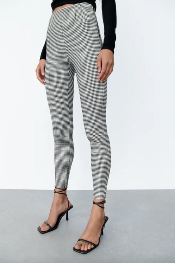 Estampado de cuadros mini en blanco y negro para estos leggings de Zara con tiro alto y cierre de cremallera lateral oculta en costura. Están disponibles entre las tallas XS y XXL por 19,95 euros.