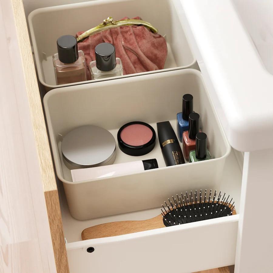 Caja organizadora de plástico en color blanco. Es perfecta para ordenar los cajones, o estanterías. Tiene un precio de 1,50 euros.