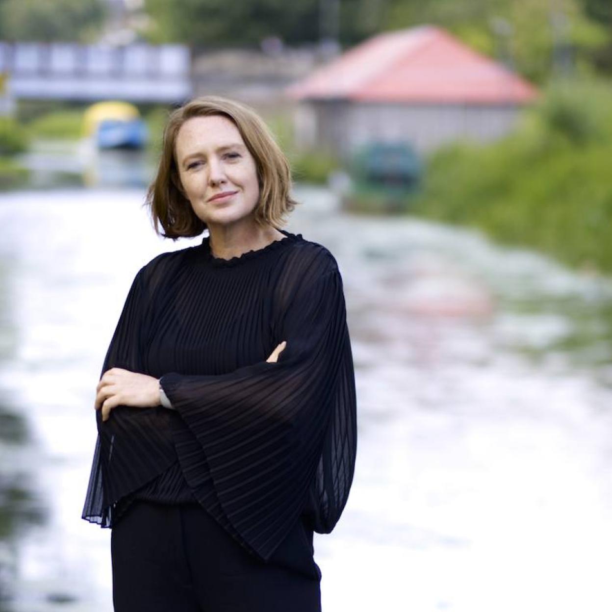 Pincha en la foto para ver cómo organizar tu librería con ojo de decorador con los libros que además te van a ayudar a desconectar