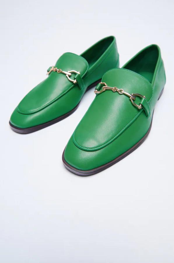 Con corte de piel con detalle de hebilla dorada en el empeine, estos mocasines verdes de Zara que cuestan 39,95 euros solo quedan en el número 36, aunque hay lista de espera abierta entre el 37 y el 40. 