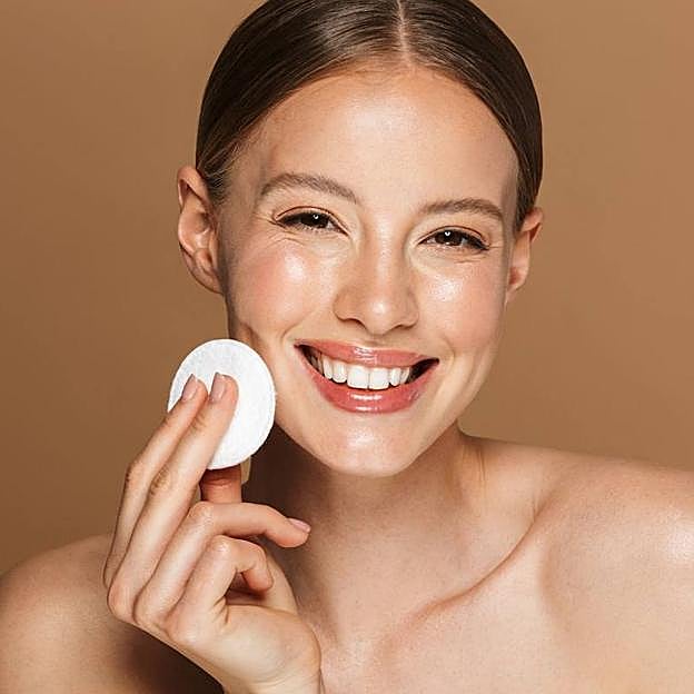 El agua micelar con aloe vera y aceite esencial de mandarina que limpia y desmaquilla el rostro, los ojos y los labios