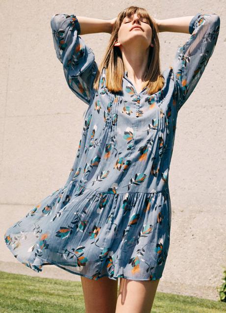 Imagen - El vestido con estampado de flores tiene un diseño fluido