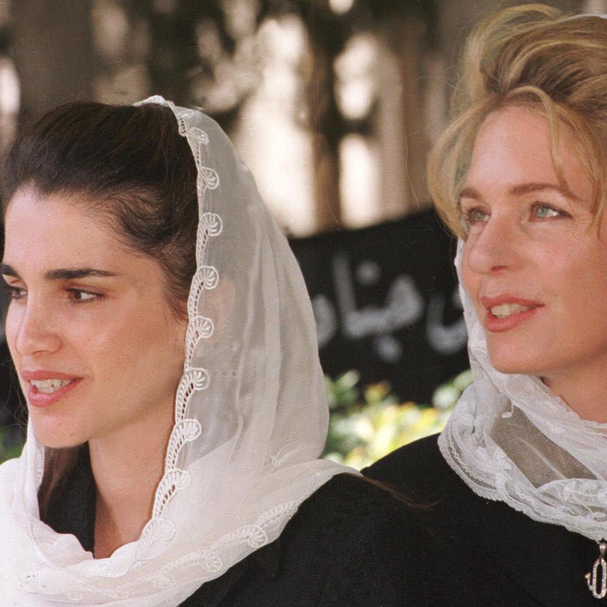 El rey Hussein de Jordania y la princesa Muna, durante su noviazgo. Pincha sobre la foto si quieres ver los mejores looks de su sucesora, la reina Rania.