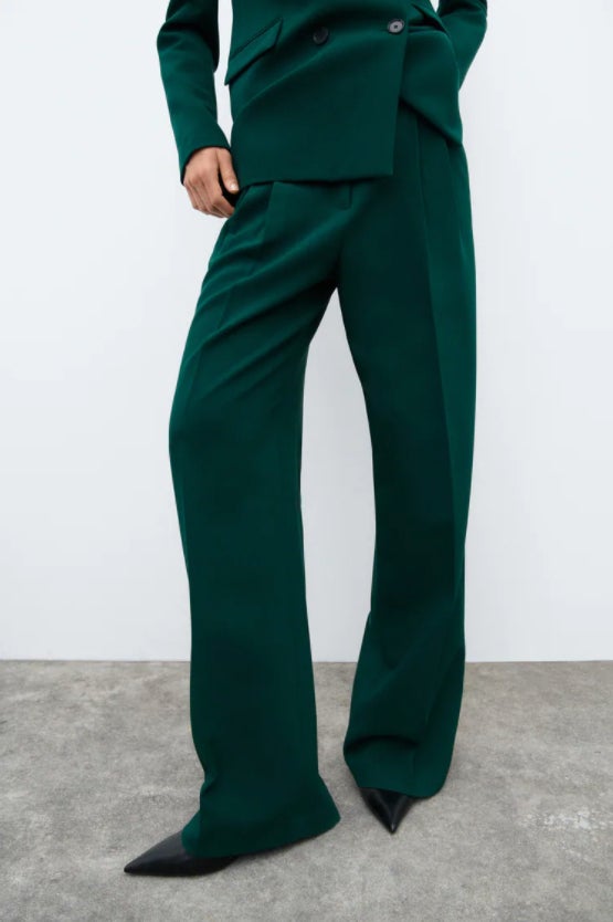 De tiro medio, con bolsillos laterales y detalle de pinzas en el frontal, estos pantalones de tiro medio en verde botella a juego con la blazer cuestan 29,95 euros y están disponibles entre las tallas XS y XL. 
