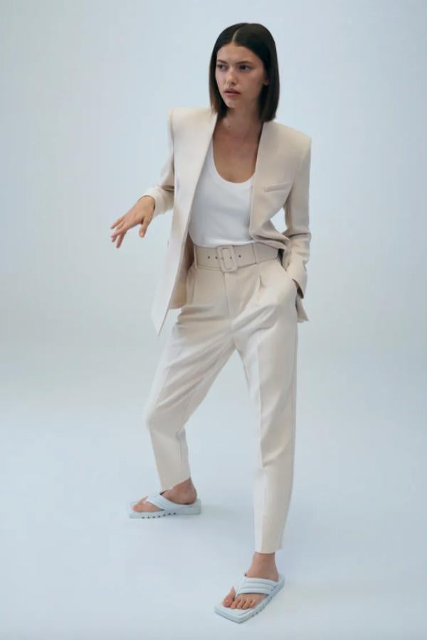 Disponible en color crudo o en azul cielo, esta blazer de cuello sin solapa, con hombros marcados y mangas largas viene con bolsillos delanteros de vivo y cierre frontal con gancho metálico. Con un precio de 39,95 euros, está disponible entre las tallas XS y XL.