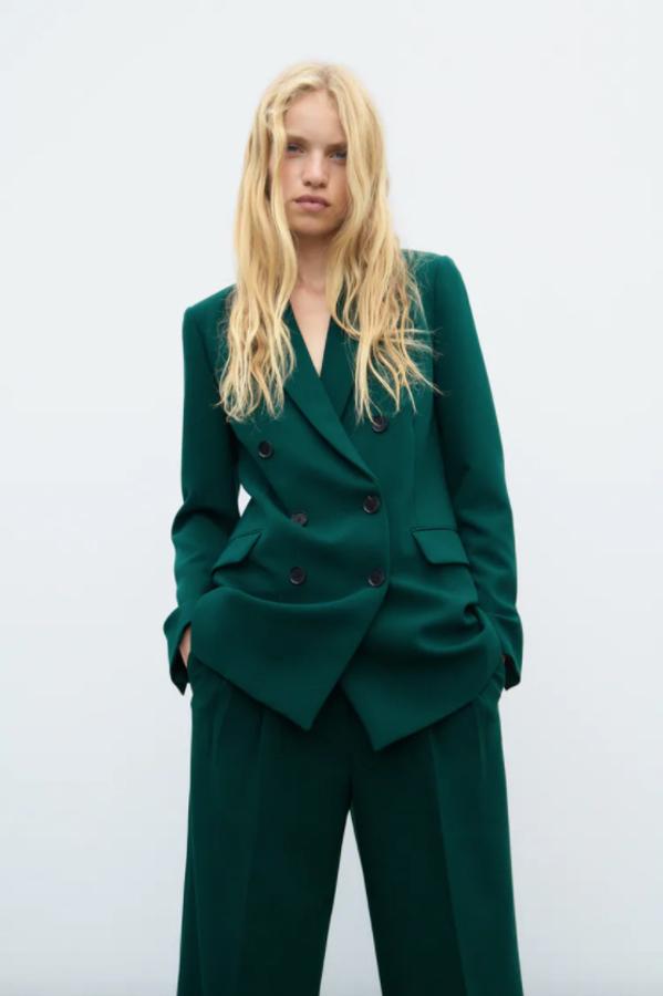 En un precioso verde botella Zara ha lanzado esta blazer de cuello y solapa con mangas largas y hombreras. Con bolsillos con solapa, al igual que el cuello, tiene escote de pico y cierre cruzado de botones en color negro. Tiene un precio de 59,95 euros y está disponible entre las tallas XS y XXL.