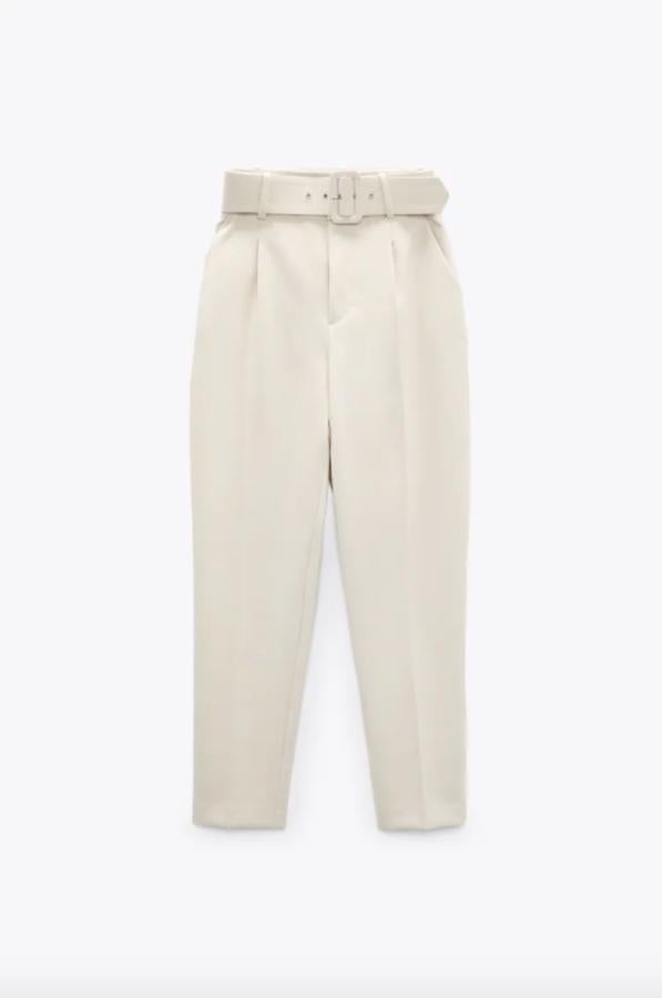 El pantalón está disponible en crudo y en negro, es de tiro alto y viene con cinturón forrado a tono y bajos a la altura del tobillo. Con un precio de 29,95 euros y está disponible entre las tallas XS y L. 