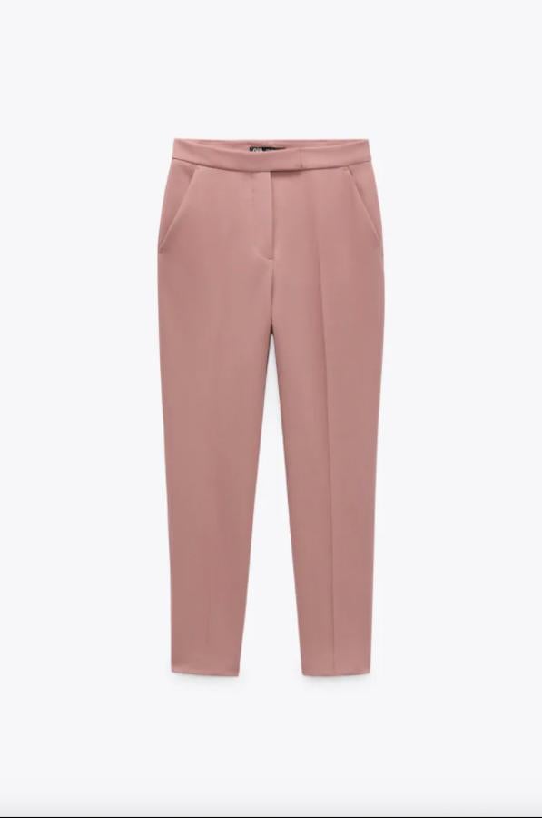 También podemos encontrar en los mismos tres tonos estos pantalones de pitillo con bolsillos delanteros y falsos bolsillos de vivo en la espalda. Cuestan 25,95 euros y están disponibles entre las tallas XS y XL. 