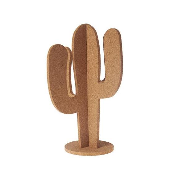 Cactus en corcho para decorar el espacio de trabajo y añadir nuestras fotografías favoritas (7,99 euros).