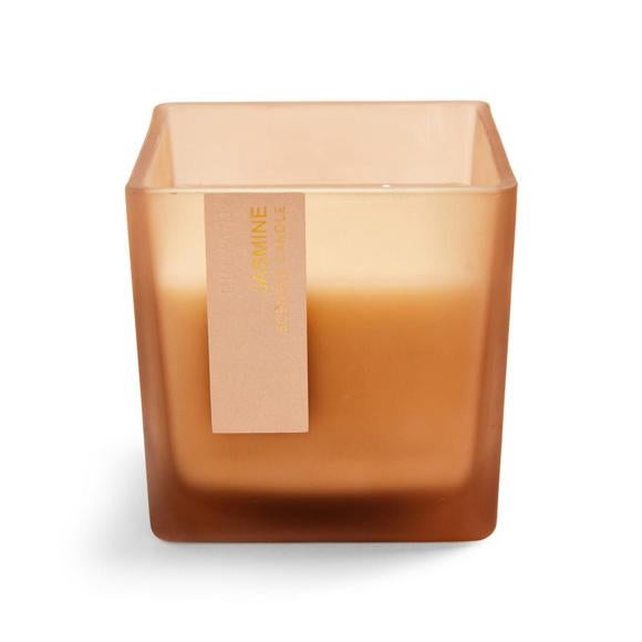 Vela con dos mechas y aroma a jazmín en vaso cuadrado (6 euros).