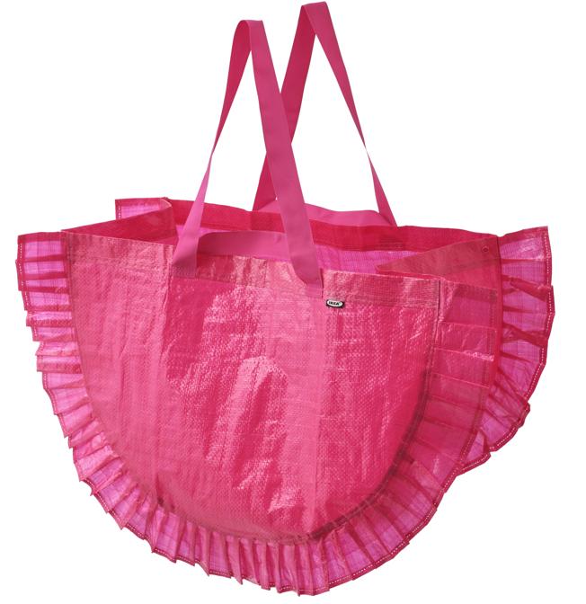 Bolsa de plástico en color rosa con volantes. Está disponible en dos tamaños: 57x36 cm (2 euros) y 38x20 cm (2 euros).
