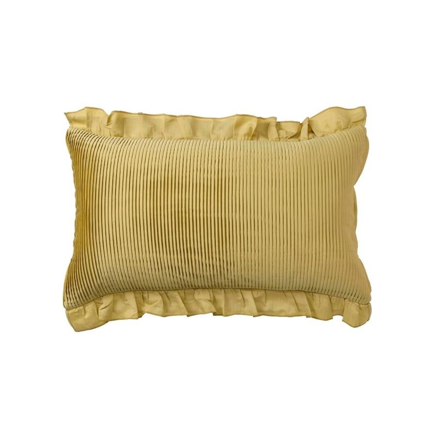 Funda de cojín en color dorado con textura (10 euros).