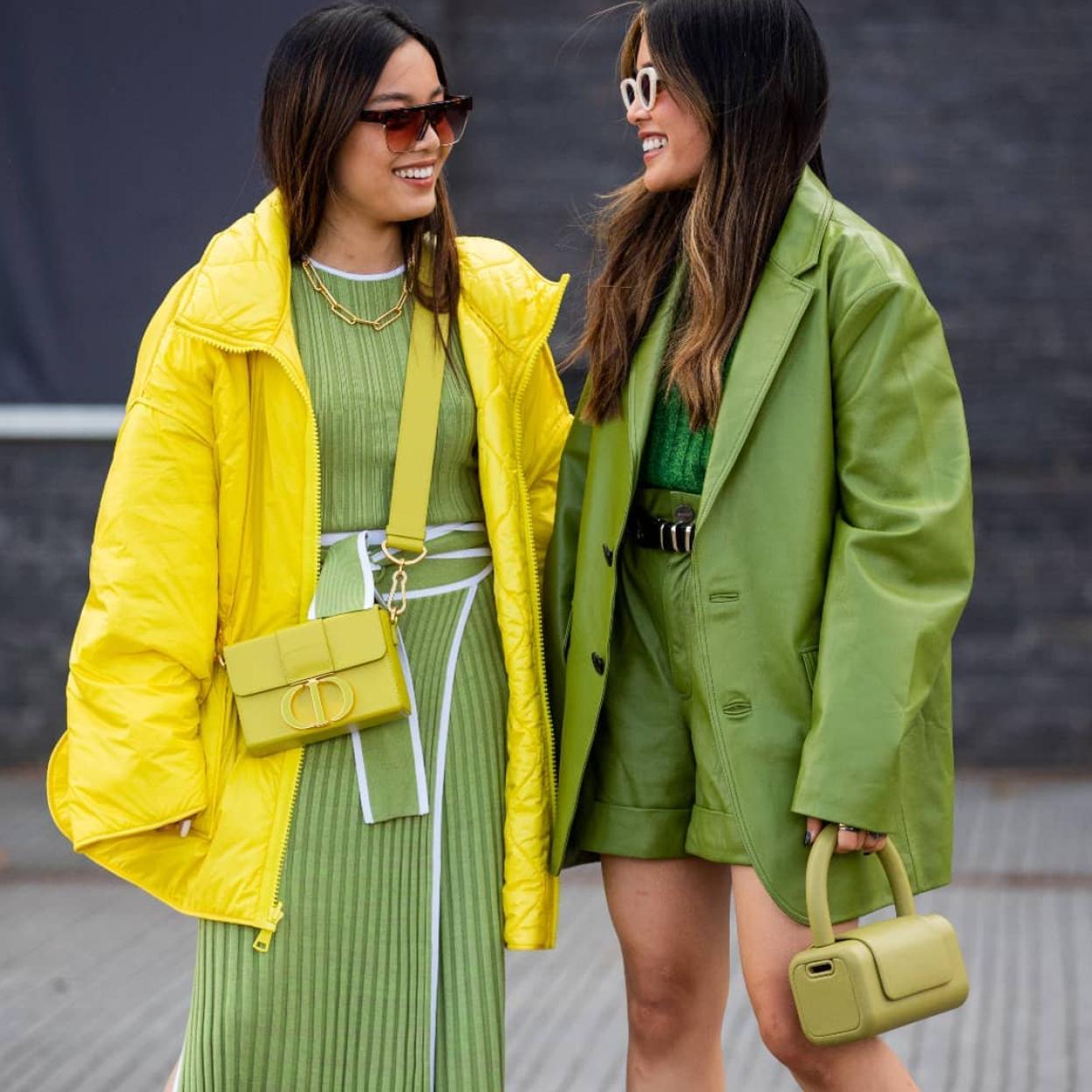 Pincha en la foto para ver gabardinas clásicas y atemporales pero con un giro muy original: las prendas que tu armario necesita. 