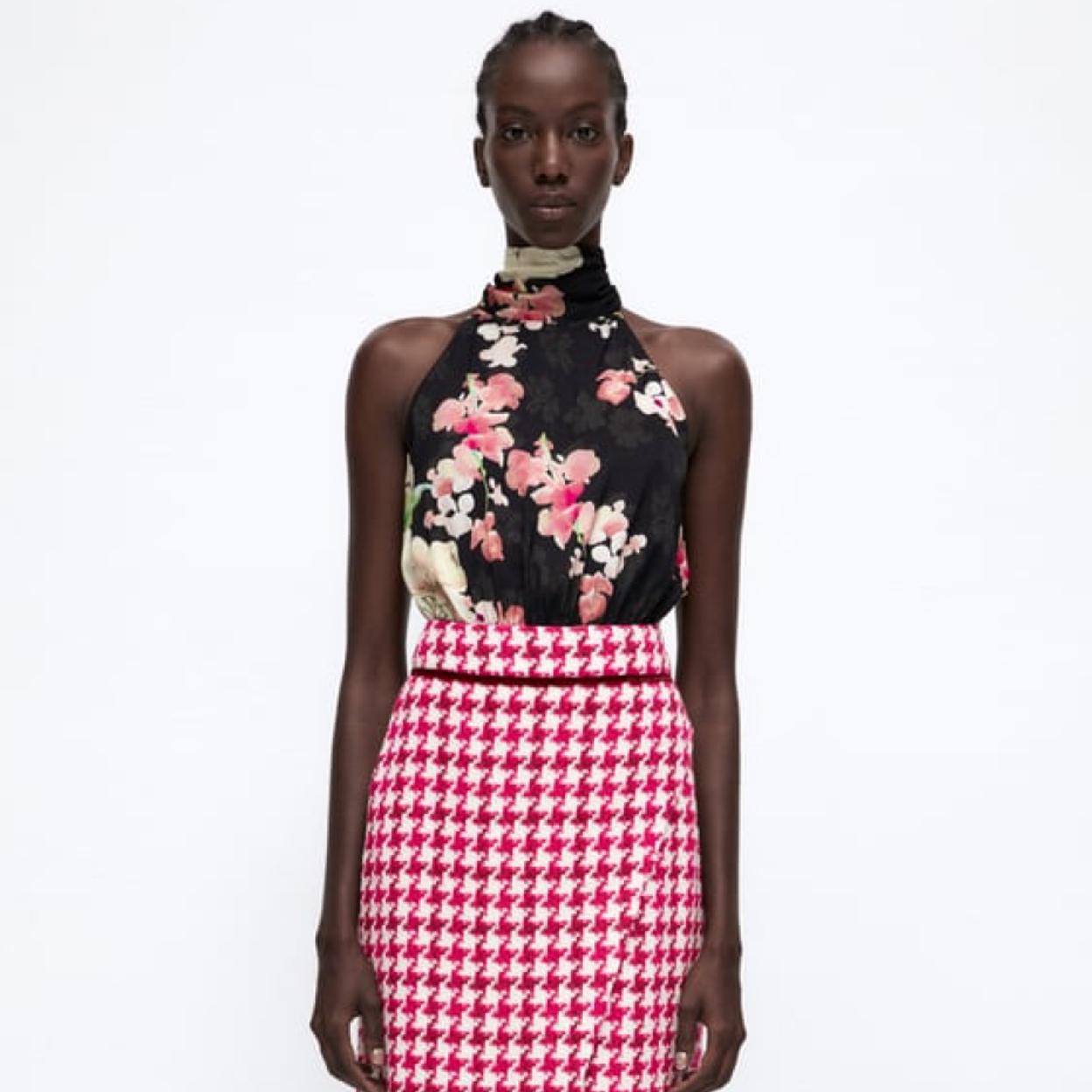 Pincha en la imagen para descubrir los looks con camisa y falda midi que son perfectos para un look de oficina clásico e infalible. 