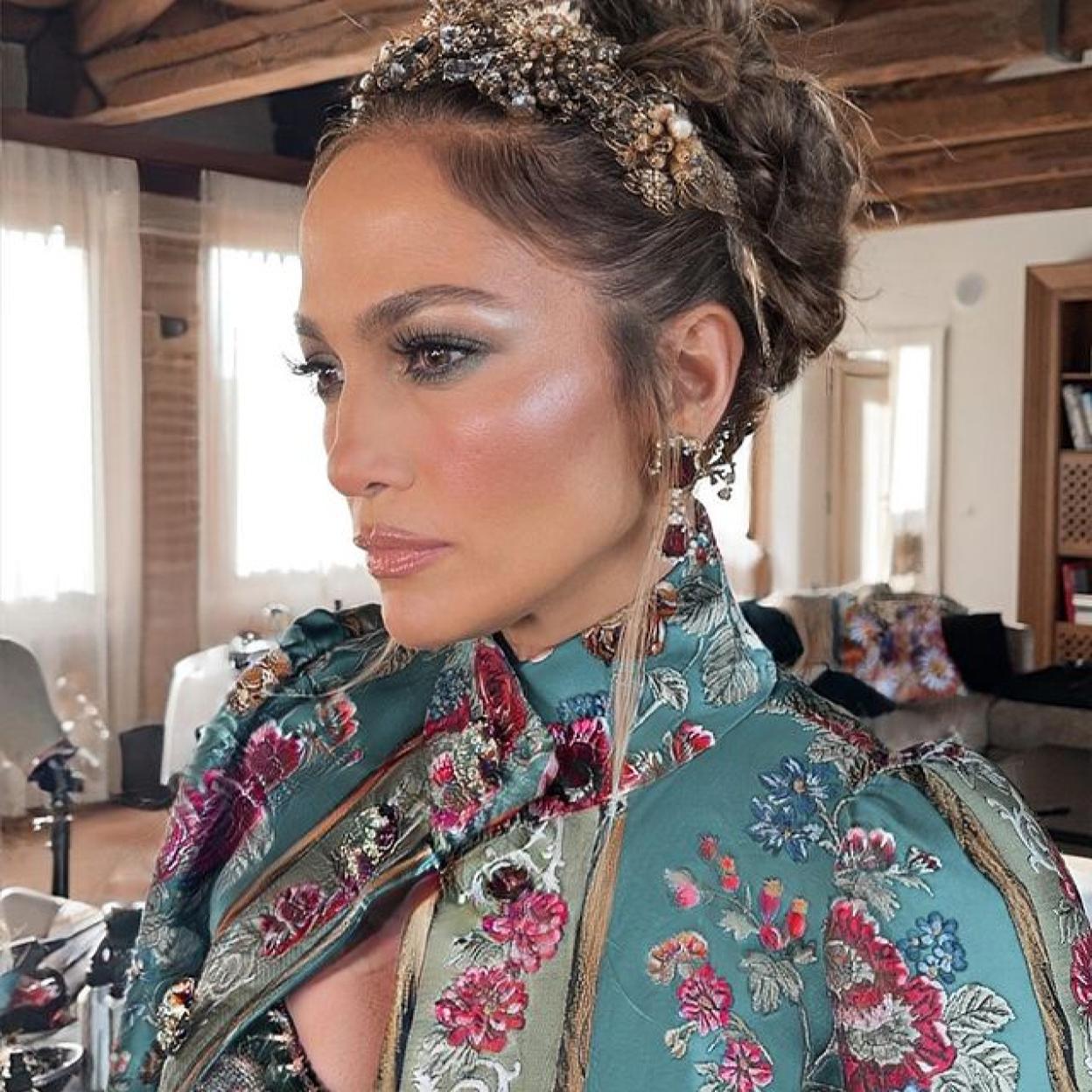 Pincha en la imagen para descubrir 10 esmaltes de colores preciosos con los que podrás montar el salón de uñas en casa y conseguir manicuras que rejuvenecen las manos.