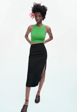 Imagen secundaria 2 - Rosa y verde con blazer y top, la combinación ganadora (y fácil de copiar) de Nuria Roca para conseguir un look de diez