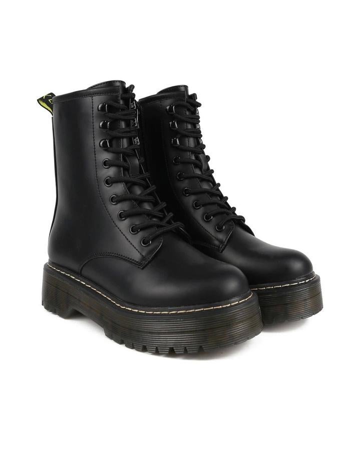 Estas botas de negras con cierre de cremallera las encontrarás en exclusiva en la web de El Corte Inglés. Su precio era de 49, 99 €, pero están rebajadas a 34,99 €.