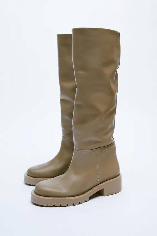 En Zara puedes encontrar unas botas planas de piel. Son de punta redondeada y cuentan con detalles de pespuntes. Su precio es de 99,95 €.