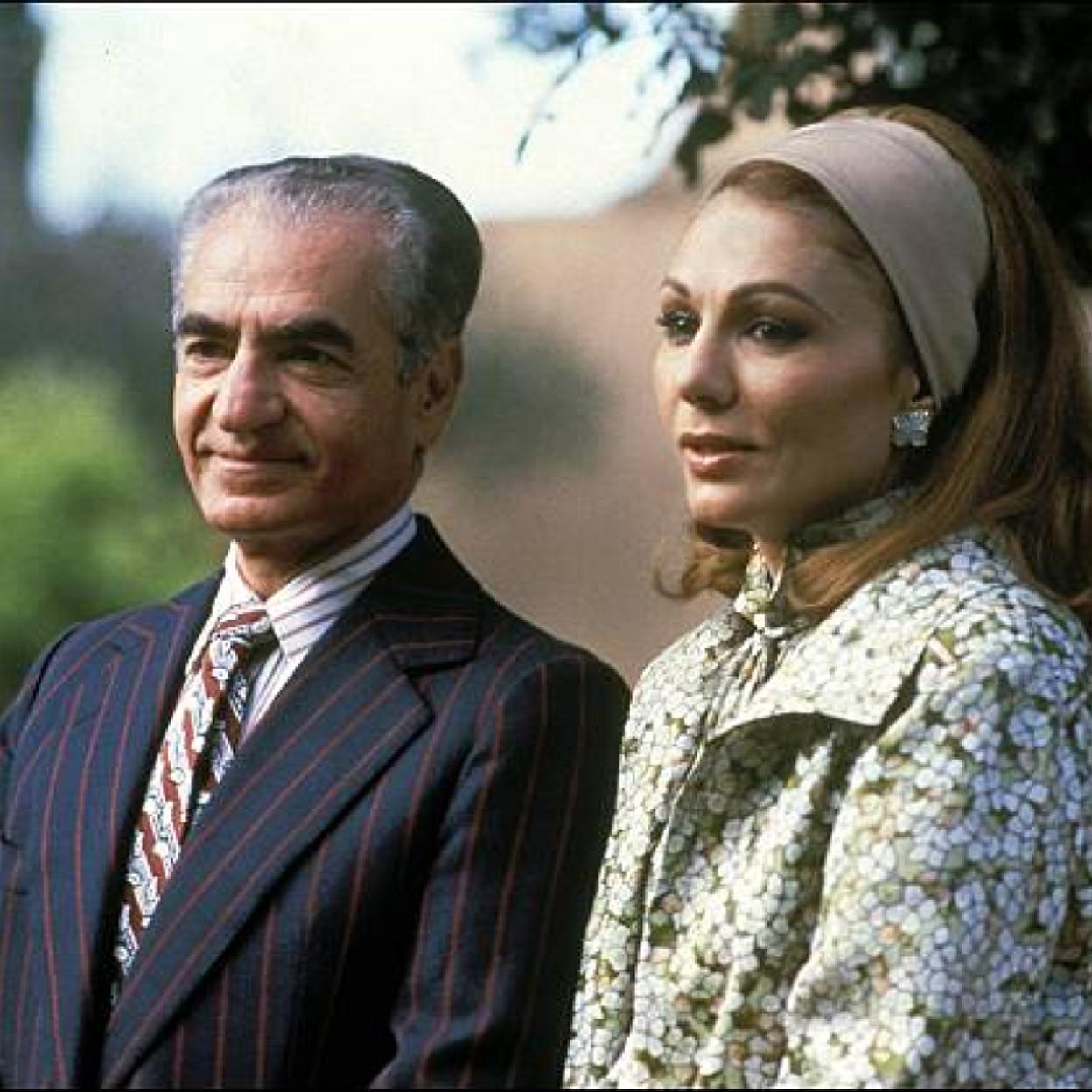 La ex emperatriz Farah Diba todavía arrastra el manto de tristeza que le provocó el abandono de su país. Pincha para ver las joyas de la realeza más espectaculares.