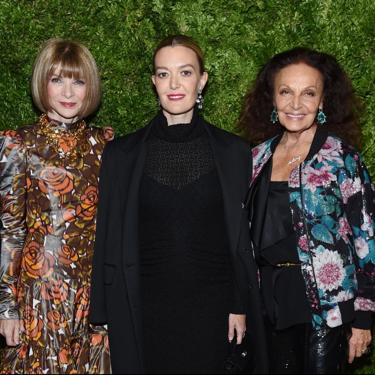 Pincha en la imágen para ver los vestidos, faldas, abrigos, botines... 10 looks icónicos de Zara que Marta Ortega llevó antes que nadie (y se agotaron en minutos).