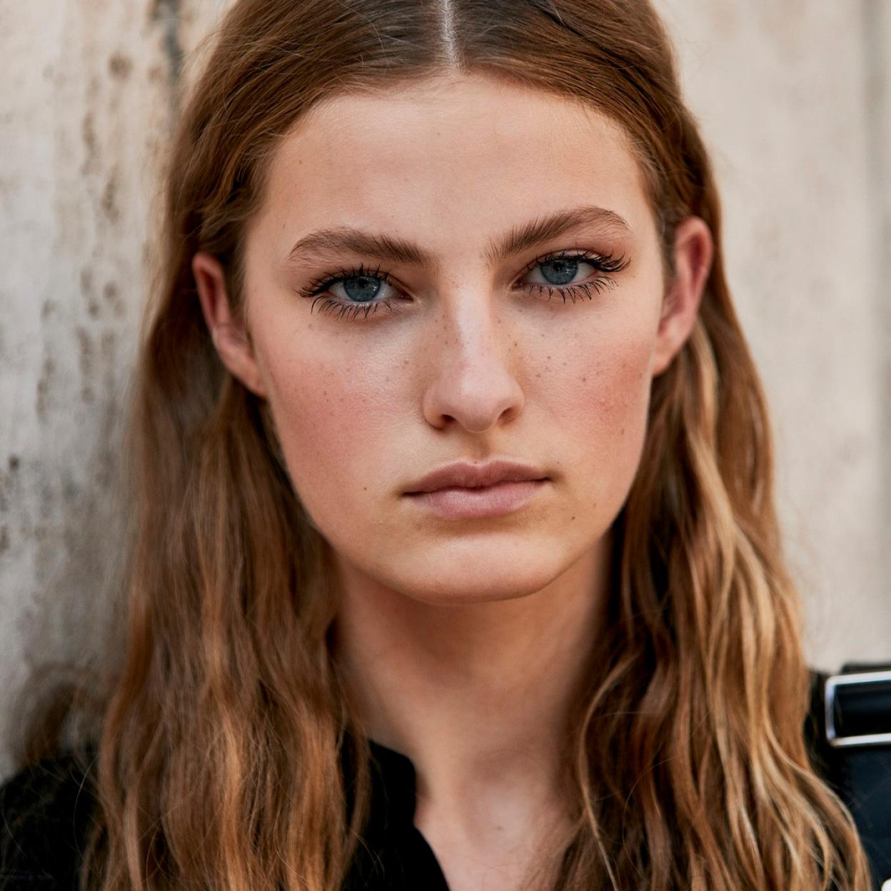 Pincha en la imagen para descubrir los contornos de ojos antiedad de alto rendimiento. 