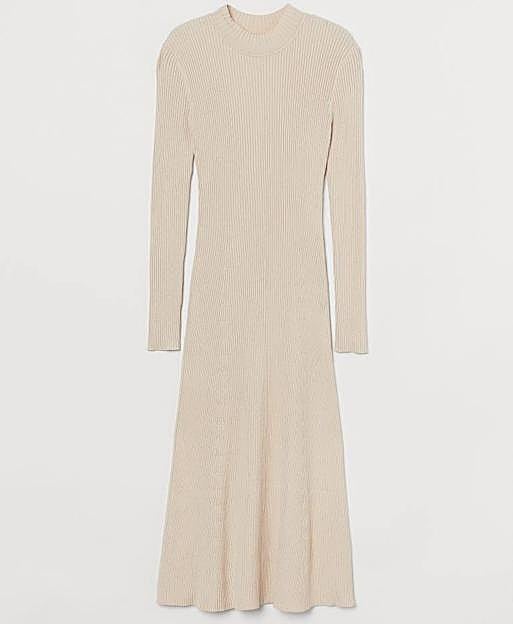 Vestido canalé en beige claro con falda de vuelo de H&M. 39,99 euros