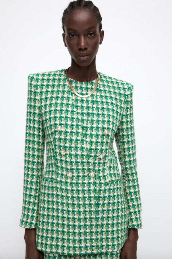 Esta blazer sin solapa con estampado en verde, blanco y dorado, tiene las mangas largas y los hombros marcados. Con bolsillos delanteros de vivo y cierre frontal cruzado con botones joya, cuesta 59,95 euros y está disponible entre las tallas XS y XL. 