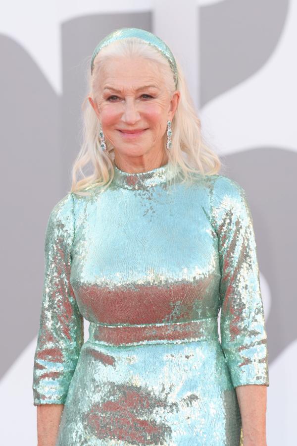 El mejor ejemplo de piel madura y bien cuidada es la de Helen Mirren. La ganadora de un Óscar, llegó al Festival de Cine de Venecia con un maquillaje muy suave y natural. Solamente con un colorete rosa, un tono nude para los labios y cejas marcadas, consigue rejuvenecer unos años. 