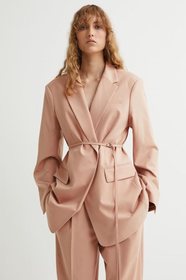 Las americanas son otras de las prendas clave del otoño. En colores pastel, como el rosa, se conviertirán en tus mejores compañeras de oficina. Blazer larga en color rosa con cintuón de H&M (39,99 euros)
