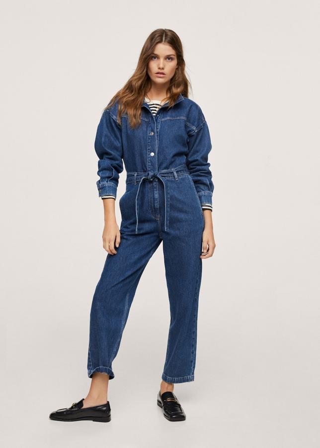 Otra prenda vaquera que sigue triunfando es el mono. Aunque tiene muchos detractores, cada hay más adeptas a la causa. Elige un diseño que estilice, con cinturón y pantalón recto. Mono en tejido denim de Mango (49,99 euros)