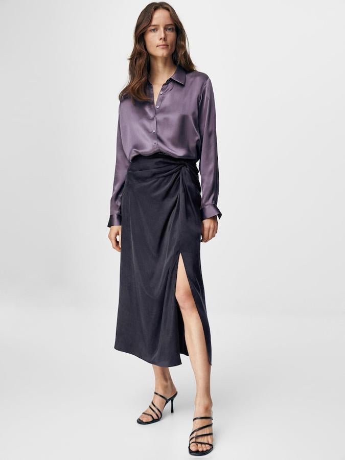 Septiembre es el mes perfecto para renovar tu look de oficina. Esta falda ligeramente satianda es la pieza que cambiará por completo tus looks. También puedes llevarla en eventos formales. Falda midi drapeada de Massimo Dutti (59,99 euros)