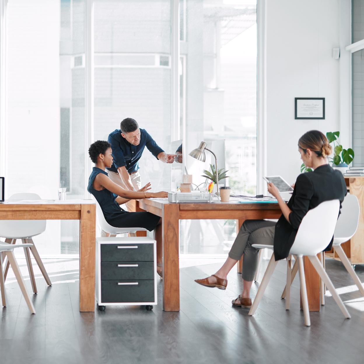 Pincha para ver muebles y accesorios low cost de Zara Home, Primakr Home y Maisons du Monde para montar la oficina en casa a partir de septiembre sin gastar mucho dinero.