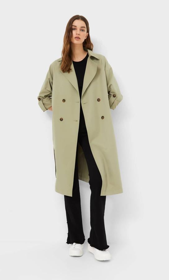 Otro trench candidato a colarse en tu armario de otoño. Doble botonadura, tejido fluido y en cuatro colores: Rosa pastel, blanco roto, camel y caqui (este es nuestro favorito). Gabardina larga de Stradivarius (39,99 euros)