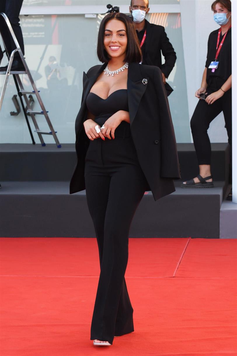 La bailarina e influencer, Georgina Rodríguez, conoce muy bien la gran dificultad que tiene la alfombra roja del Festival de Cine de Venecia 2021. Para impresionar escogió un total look negro, corte bob y un maquillaje equitativo. Todo creado por Fer Martínez para Armany Beauty. Smoky eye marrón y nude en los labios. ¡Muy top!