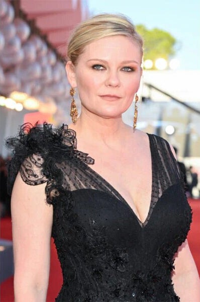 La tendencia de unir el maquillaje con el vestido fue confirmada por Kirsten Dunst. Sus ojos ahumados fueron el centro de atención, ya que el resto tiene matices anaranjados, pero muy suaves. La actriz sabe que por su piel blanca y cabello rubio, está tendencia es la mejor para destacar su mirada.