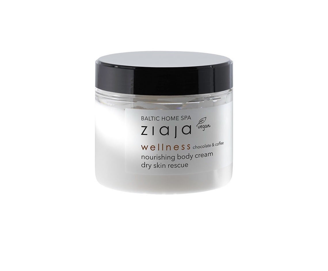 Baltic Home Spa Wellness de Ziaja, una hidratante para el cuerpo que nutre intensamente toda la piel después de cada baño. Es vegana y lleva un 90% de ingredientes de origen natural. Entre ellos el chocolate y el café. Imagina su olor... 7,99 euros en Primor.