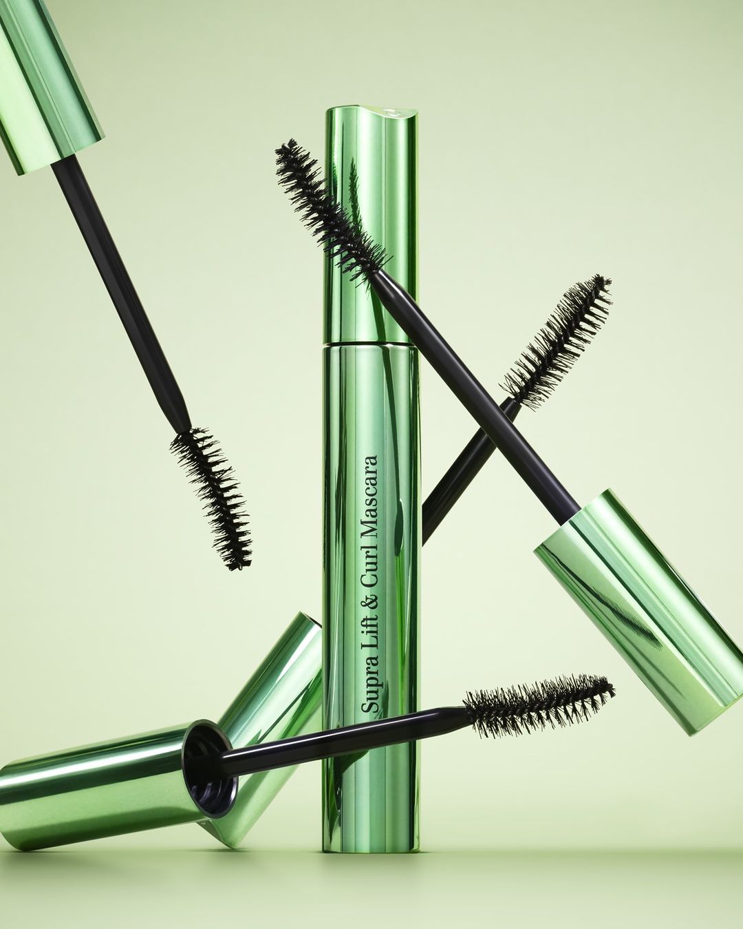 La nueva Máscara Supra Lift & Curl de Clarins es toda una proeza para la mirada. Gracias a la cera de flor de naranjo y a sus pigmentos negros naturales, las pestañas se elevan, se rizan, se definen y se voluminizan en una sola pasada. Precio: 31 euros.