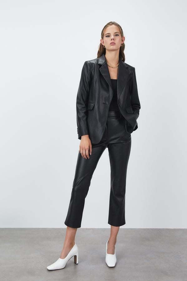 En efecto piel en color negro, con solapas con muesca, bolsillos con solapas y cierre de un único botón a tono, esta blazer cuesta 49,99 euros y está disponible en las tallas S, M y L. 