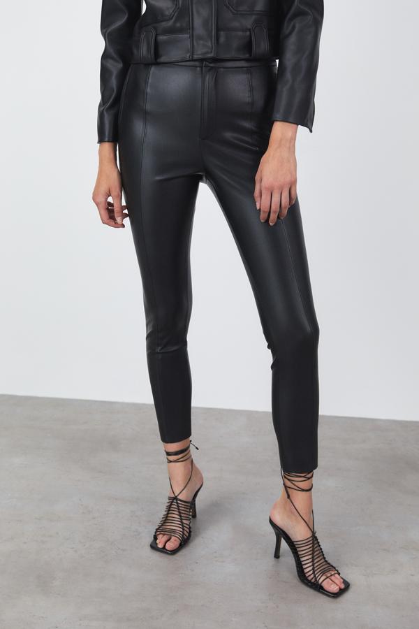 El legging no puede faltar en nuestro armario de otoño y Sfera lo trae en color negro, con bolsillos laterales al bies y cierre de cremallera y botón. Cuesta 25,99 euros y está disponible entre las tallas S y XL. 