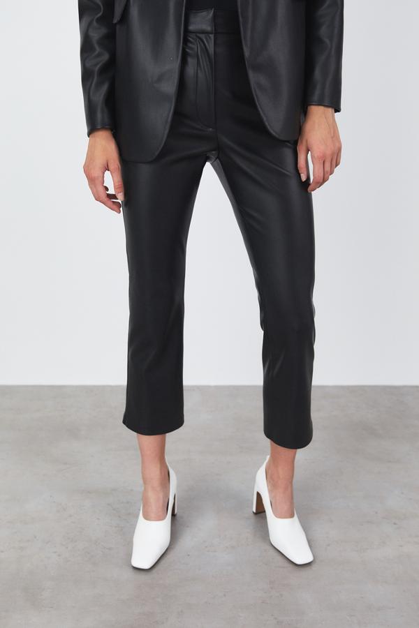 Con diseño flare y bajo acampanado, este pantalón negro en efecto piel viene con cierre de gancho y cremallera. Cuesta 35,99 euros y está disponible entre las tallas 36 y 42. 