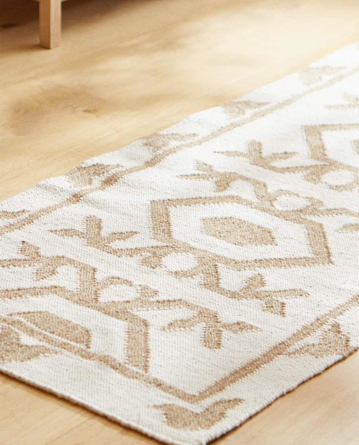 Esta alfombra kilim de lana con Jacquard geométrico está disponible en varias medidas y su precio oscila entre los 39,99 euros y los 399 euros.