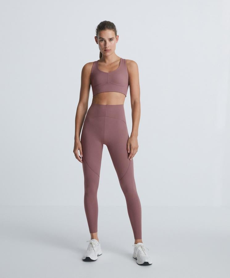 En color malva, este conjunto está formado por un sujetador (22,99 euros) deportivo compresivo y unos leggings (29,99 euros) tobilleros.