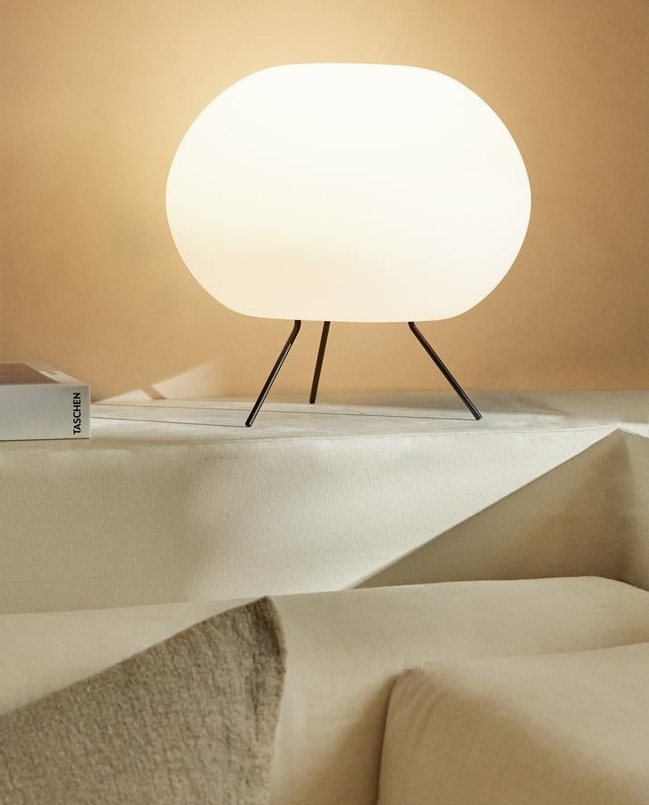 Con pie de metal de color negro con forma de trípode, esta lámpara inalámbrica de pantalla redonda tiene un precio de 59,99 euros.