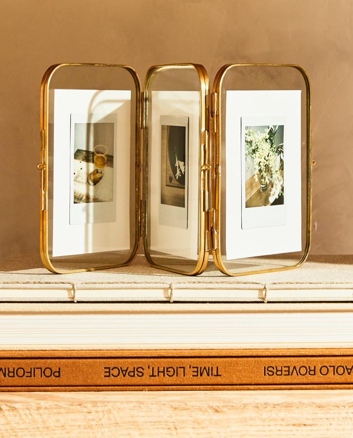 Este marco de fotos triple en metal dorado mide 16x11 centímetros y tiene un precio de 19,99 euros.