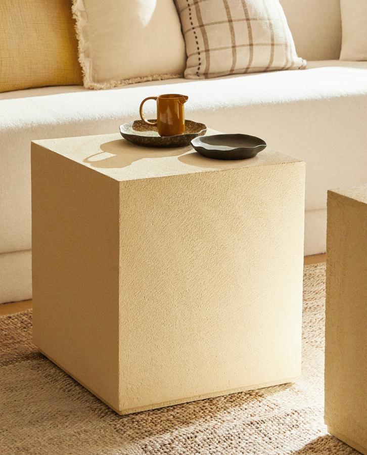Esta mesa con forma de cubo y acabado en cemento mide 46x41x41 centímetros y tiene un precio de 129 euros.